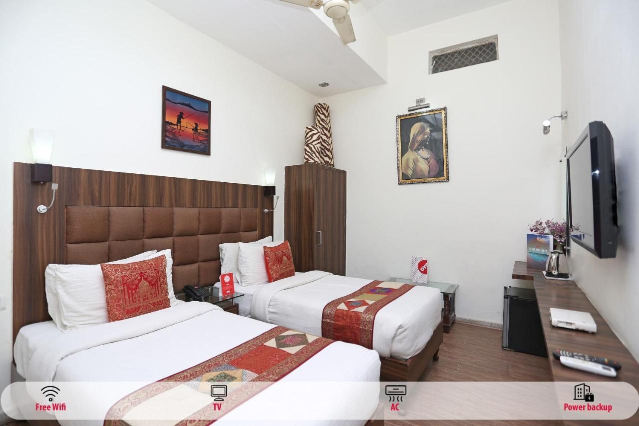 Oyo Flagship The Marc Blu Hotell Tājganj Exteriör bild