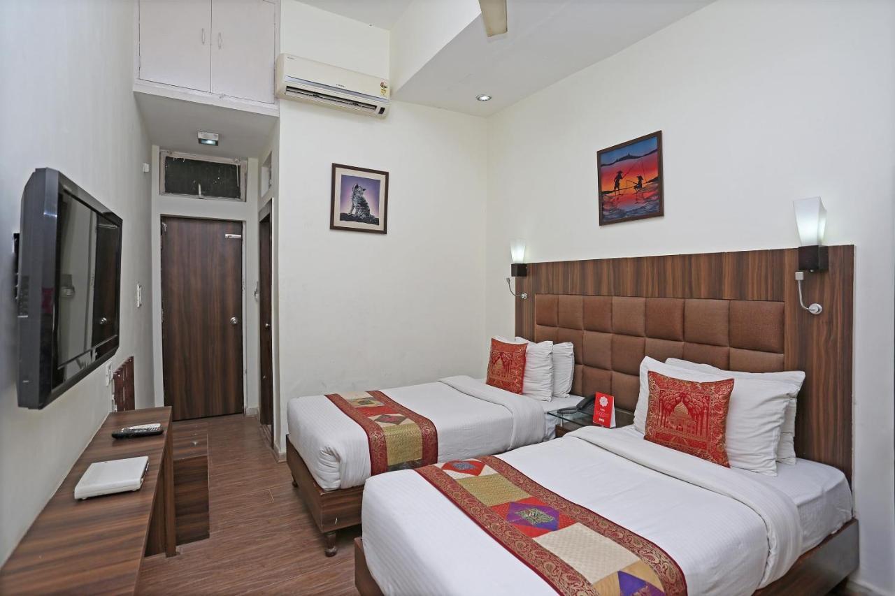 Oyo Flagship The Marc Blu Hotell Tājganj Exteriör bild
