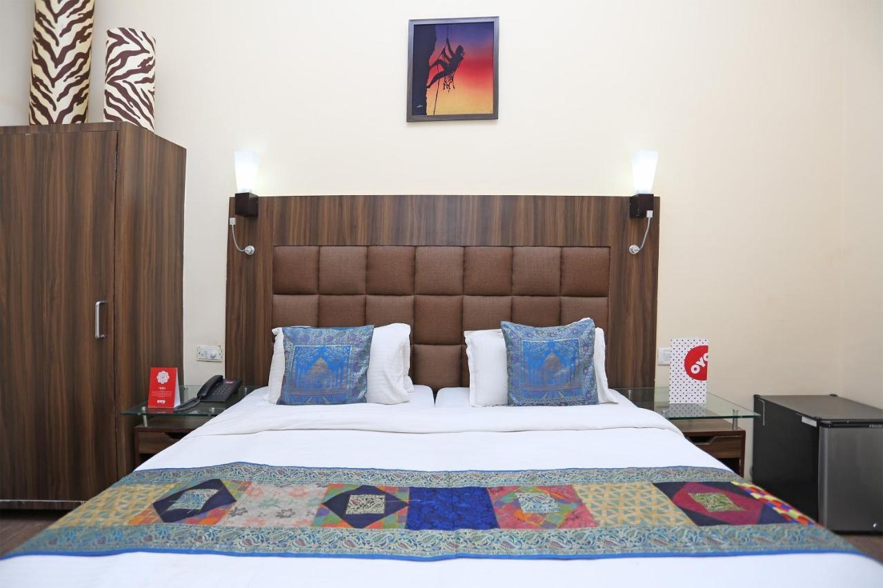 Oyo Flagship The Marc Blu Hotell Tājganj Exteriör bild